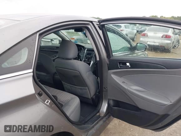 ✅ 2014 Hyundai Sonata GLS • VIN: 5NPEB4AC1EH899719 • Lot: 43292585. Wystawiony na IAAI z przebiegiem 110 499 mil. Bezpłatny archiwum sprzedaży aukcyjnych z USA i szczegółowy raport historii pojazdu na DreamBid. Zdjęcie 8.