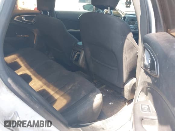 ✅ 2015 Chrysler 200 Limited • VIN: 1C3CCCAB1FN574001 • Lot: 43001668. Wystawiony na IAAI z przebiegiem 217 893 mil. Bezpłatny archiwum sprzedaży aukcyjnych z USA i szczegółowy raport historii pojazdu na DreamBid. Zdjęcie 8.