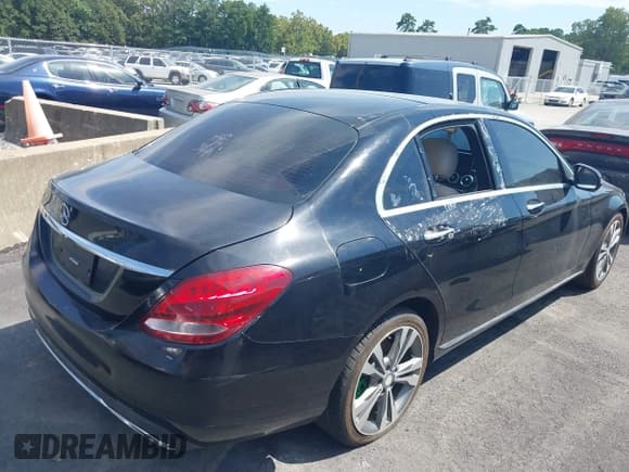✅ 2016 Mercedes-Benz C 300 • VIN: WDDWF4JB0GR143624 • Lot: 43085207. Wystawiony na IAAI z przebiegiem Nie podano. Bezpłatny archiwum sprzedaży aukcyjnych z USA i szczegółowy raport historii pojazdu na DreamBid. Zdjęcie 4.