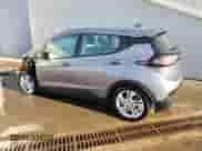 2023 Chevrolet Bolt EV 1LT z VIN 1G1FW6S03P4201654, wystawiony jako Copart lot #47861474 z przebiegiem 7 739 mil mil oraz . Historia ofert i sprzedaży dostępna na DreamBid. Obrazek 2.