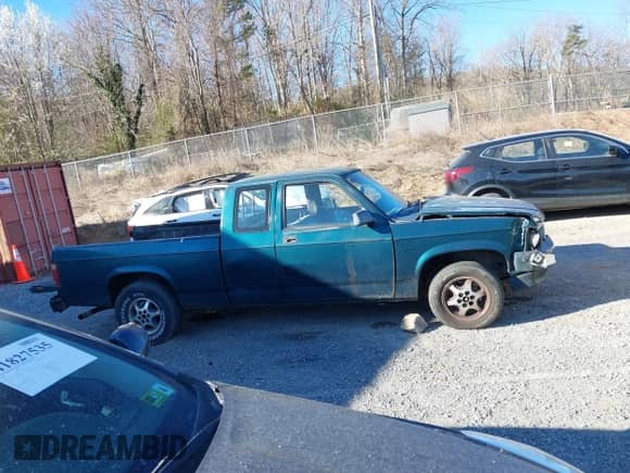 1994 Dodge Dakota z VIN 1B7GL23X6RW142082, wystawiony jako IAAI lot #41837256 z przebiegiem 179 165 mil mil oraz . Historia ofert i sprzedaży dostępna na DreamBid. Obrazek 14.