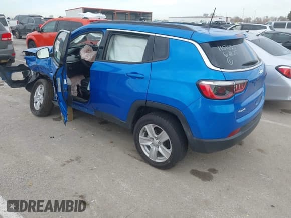 ✅ 2022 Jeep Compass Latitude • VIN: 3C4NJDBB9NT231501 • Lot: 43703819. Wystawiony na IAAI z przebiegiem Nie podano. Bezpłatny archiwum sprzedaży aukcyjnych z USA i szczegółowy raport historii pojazdu na DreamBid. Zdjęcie 3.