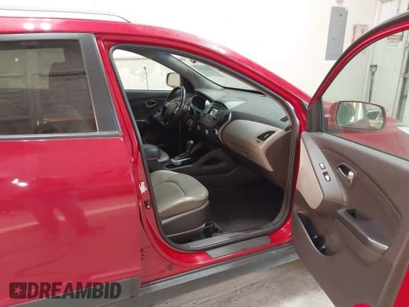 ✅ 2015 Hyundai Tucson Limited • VIN: KM8JUCAG6FU081704 • Lot: 43311824. Wystawiony na IAAI z przebiegiem 124 951 mil. Bezpłatny archiwum sprzedaży aukcyjnych z USA i szczegółowy raport historii pojazdu na DreamBid. Zdjęcie 5.