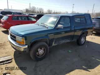 1993 Dodge Dakota z VIN 1B7GG26X4PS196484, wystawiony jako Copart lot #50980535 z przebiegiem 67 425 mil mil oraz Czysty tytuł • Clean title. Historia ofert i sprzedaży dostępna na DreamBid. Obrazek 1.