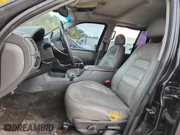 ✅ 2005 Ford Explorer XLT • VIN: 1FMZU73E95UA46739 • Lot: 92190455. Wystawiony na Copart z przebiegiem 203 226 mil. Bezpłatny archiwum sprzedaży aukcyjnych z USA i szczegółowy raport historii pojazdu na DreamBid. Zdjęcie 7.