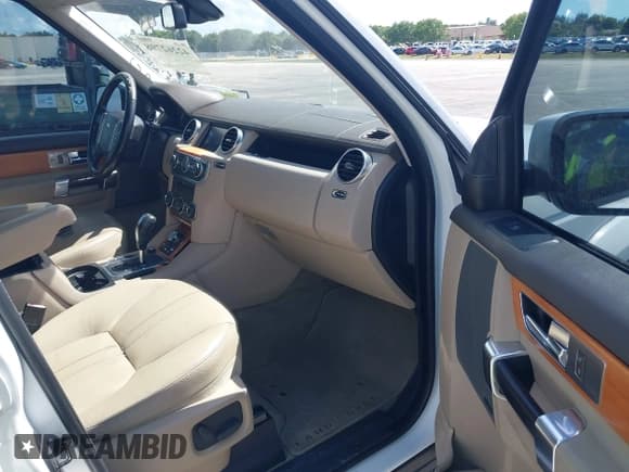 ✅ 2011 Land Rover LR4 HSE • VIN: SALAG2D47BA570625 • Lot: 42262798. Wystawiony na IAAI z przebiegiem 131 107 mil. Bezpłatny archiwum sprzedaży aukcyjnych z USA i szczegółowy raport historii pojazdu na DreamBid. Zdjęcie 5.