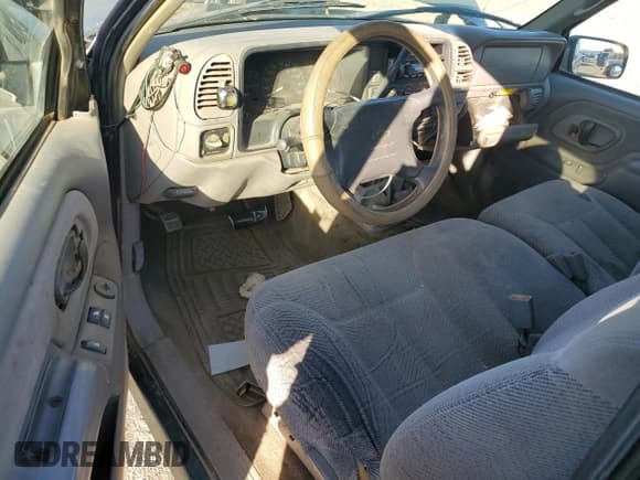 ✅ 1997 Chevrolet Silverado 1500 • VIN: 2GCEC19R9V1204702 • Lot: 82650035. Wystawiony na Copart z przebiegiem 224 596 mil. Bezpłatny archiwum sprzedaży aukcyjnych z USA i szczegółowy raport historii pojazdu na DreamBid. Zdjęcie 8.