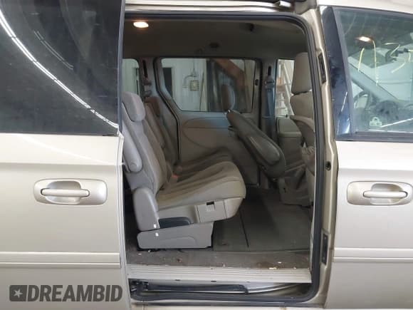 ✅ 2005 Chrysler Town & Country LX • VIN: 2C4GP44R65R179863 • Lot: 43510122. Listed on IAAI with 210,558 mi. Free auction sales archive from the USA and detailed vehicle history report at DreamBid. Image 8.