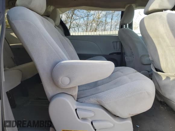 ✅ 2011 Toyota Sienna LE • VIN: 5TDKK3DC8BS012048 • Lot: 90010035. Wystawiony na Copart z przebiegiem Nie podano. Bezpłatny archiwum sprzedaży aukcyjnych z USA i szczegółowy raport historii pojazdu na DreamBid. Zdjęcie 11.