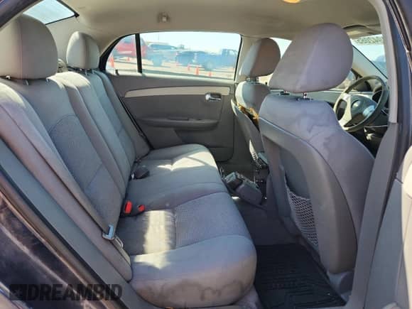 2011 Chevrolet Malibu 1LS z VIN 1G1ZB5E16BF220266, wystawiony jako Copart lot #84942085 z przebiegiem 216 547 mil mil oraz Szkoda całkowita • Salvage title. Historia ofert i sprzedaży dostępna na DreamBid. Obrazek 10.