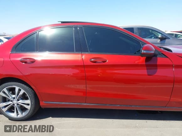 ✅ 2017 Mercedes-Benz C 300 • VIN: 55SWF4KB5HU180697 • Lot: 41993735. Wystawiony na IAAI z przebiegiem 60 498 mil. Bezpłatny archiwum sprzedaży aukcyjnych z USA i szczegółowy raport historii pojazdu na DreamBid. Zdjęcie 13.