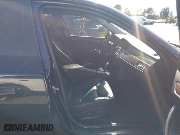 ✅ 2008 BMW 5 Series 550i • VIN: WBANW53548CT49002 • Lot: 43646940. Wystawiony na IAAI z przebiegiem 198 338 mil. Bezpłatny archiwum sprzedaży aukcyjnych z USA i szczegółowy raport historii pojazdu na DreamBid. Zdjęcie 5.