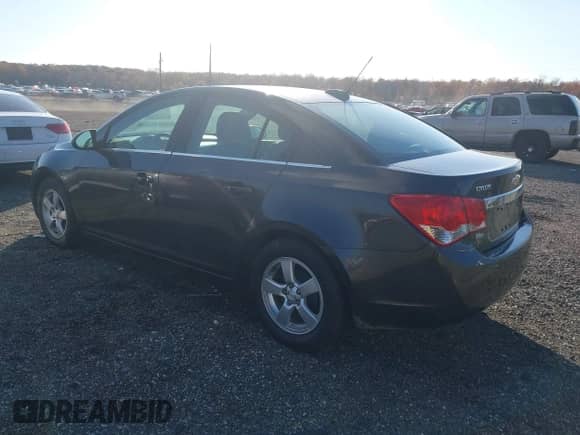 2015 Chevrolet Cruze LT z VIN 1G1PC5SB4F7105845, wystawiony jako IAAI lot #43600745 z przebiegiem 110 653 mil mil oraz . Historia ofert i sprzedaży dostępna na DreamBid. Obrazek 3.