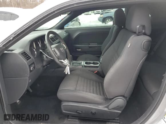 ✅ 2014 Dodge Challenger SXT • VIN: 2C3CDYAG1EH133742 • Lot: 43593845. Wystawiony na Copart z przebiegiem 84 211 mil. Bezpłatny archiwum sprzedaży aukcyjnych z USA i szczegółowy raport historii pojazdu na DreamBid. Zdjęcie 7.