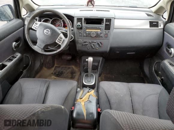 ✅ 2007 Nissan Versa SL • VIN: 3N1BC11E97L422588 • Lot: 59895555. Wystawiony na Copart z przebiegiem 170 908 mil. Bezpłatny archiwum sprzedaży aukcyjnych z USA i szczegółowy raport historii pojazdu na DreamBid. Zdjęcie 8.