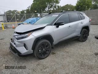 ✅ 2024 Toyota RAV4 Hybrid XSE • VIN: 2T3E6RFVXRW076460 • Lot: 90849225. Wystawiony na Copart z przebiegiem 31 674 mil. Bezpłatny archiwum sprzedaży aukcyjnych z USA i szczegółowy raport historii pojazdu na DreamBid. Zdjęcie 1.