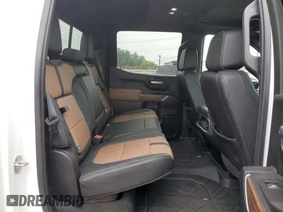 ✅ 2021 Chevrolet Silverado 1500 High Country • VIN: 1GCUYHET6MZ293500 • Lot: 66475034. Wystawiony na Copart z przebiegiem 17 699 mil. Bezpłatny archiwum sprzedaży aukcyjnych z USA i szczegółowy raport historii pojazdu na DreamBid. Zdjęcie 10.