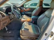 ✅ 2015 Infiniti QX70 • VIN: JN8CS1MW3FM483842 • Lot: 71635275. Wystawiony na Copart z przebiegiem 177 801 mil. Bezpłatny archiwum sprzedaży aukcyjnych z USA i szczegółowy raport historii pojazdu na DreamBid. Zdjęcie 7.