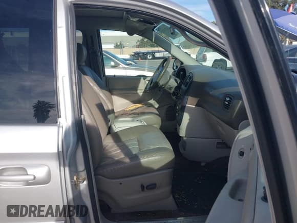 ✅ 2005 Dodge Caravan SXT • VIN: 2D4GP44L05R345986 • Lot: 43653111. Wystawiony na IAAI z przebiegiem 171 419 mil. Bezpłatny archiwum sprzedaży aukcyjnych z USA i szczegółowy raport historii pojazdu na DreamBid. Zdjęcie 5.