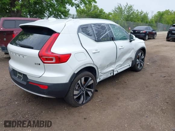 ✅ 2024 Volvo XC40 Ultimate Bright Theme • VIN: YV4L12UF8R2265543 • Lot: 42546549. Wystawiony na IAAI z przebiegiem Nie podano. Bezpłatny archiwum sprzedaży aukcyjnych z USA i szczegółowy raport historii pojazdu na DreamBid. Zdjęcie 4.
