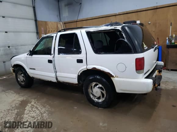 ✅ 2002 Chevrolet Blazer LS • VIN: 1GNDT13W12K136876 • Lot: 52227035. Wystawiony na Copart z przebiegiem 304 006 mil. Bezpłatny archiwum sprzedaży aukcyjnych z USA i szczegółowy raport historii pojazdu na DreamBid. Zdjęcie 2.
