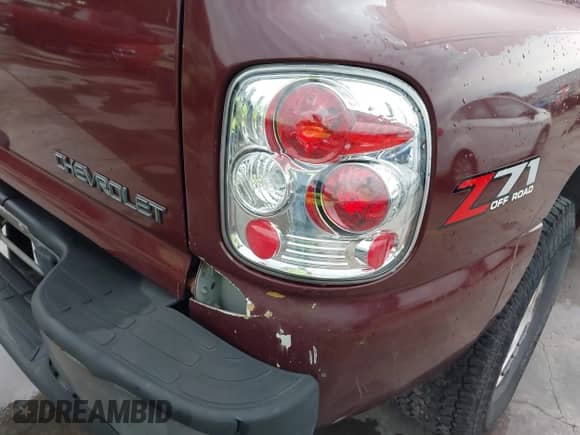 2002 Chevrolet Silverado 1500 LS z VIN 1GCEK14V02Z331249, wystawiony jako IAAI lot #42352384 z przebiegiem 232 697 mil mil oraz . Historia ofert i sprzedaży dostępna na DreamBid. Obrazek 21.