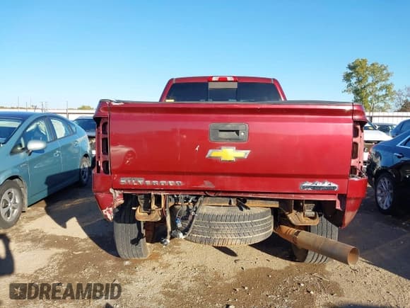 ✅ 2015 Chevrolet Silverado 2500HD High Country • VIN: 1GC1KXE85FF538303 • Lot: 43607471. Wystawiony na IAAI z przebiegiem 216 084 mil. Bezpłatny archiwum sprzedaży aukcyjnych z USA i szczegółowy raport historii pojazdu na DreamBid. Zdjęcie 17.