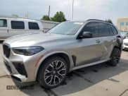 ✅ 2022 BMW X5 M • VIN: 5YMJU0C01N9M60668 • Lot: 64437665. Wystawiony na Copart z przebiegiem 18 236 mil. Bezpłatny archiwum sprzedaży aukcyjnych z USA i szczegółowy raport historii pojazdu na DreamBid. Zdjęcie 1.