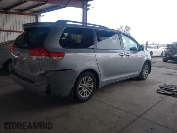 ✅ 2012 Toyota Sienna XLE • VIN: 5TDYK3DC3CS210368 • Lot: 43834362. Wystawiony na IAAI z przebiegiem 185 989 mil. Bezpłatny archiwum sprzedaży aukcyjnych z USA i szczegółowy raport historii pojazdu na DreamBid. Zdjęcie 4.