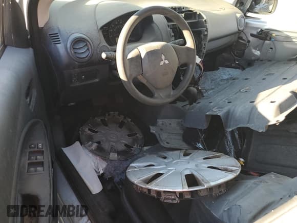 ✅ 2015 Mitsubishi Mirage DE • VIN: ML32A3HJ5FH045050 • Lot: 89841985. Wystawiony na Copart z przebiegiem 88 310 mil. Bezpłatny archiwum sprzedaży aukcyjnych z USA i szczegółowy raport historii pojazdu na DreamBid. Zdjęcie 8.