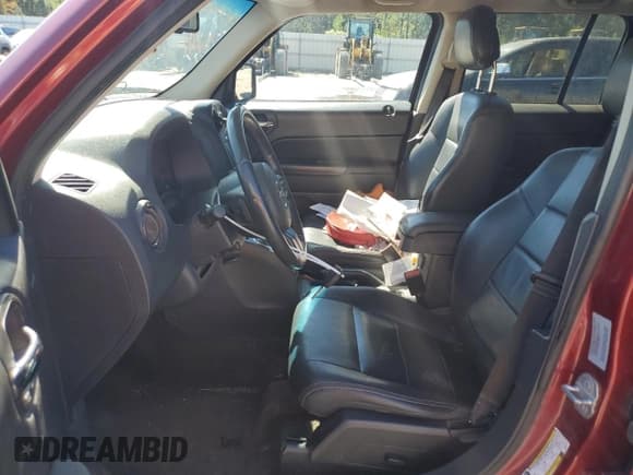 ✅ 2016 Jeep Patriot High Altitude • VIN: 1C4NJPFA0GD698740 • Lot: 86516955. Wystawiony na Copart z przebiegiem 183 306 mil. Bezpłatny archiwum sprzedaży aukcyjnych z USA i szczegółowy raport historii pojazdu na DreamBid. Zdjęcie 7.