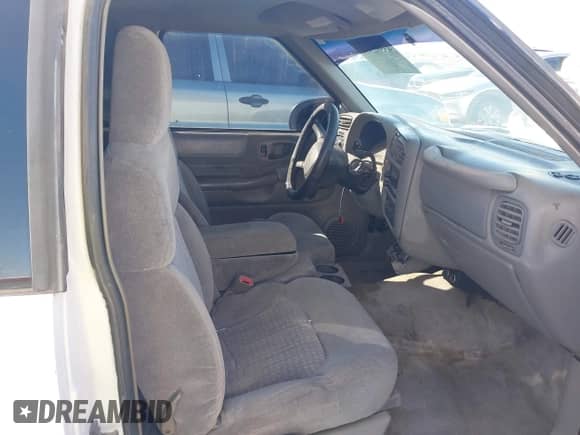 2001 Chevrolet S-10 LS z VIN 1GCCS19W718127089, wystawiony jako IAAI lot #43592974 z przebiegiem 174 783 mil mil oraz . Historia ofert i sprzedaży dostępna na DreamBid. Obrazek 5.