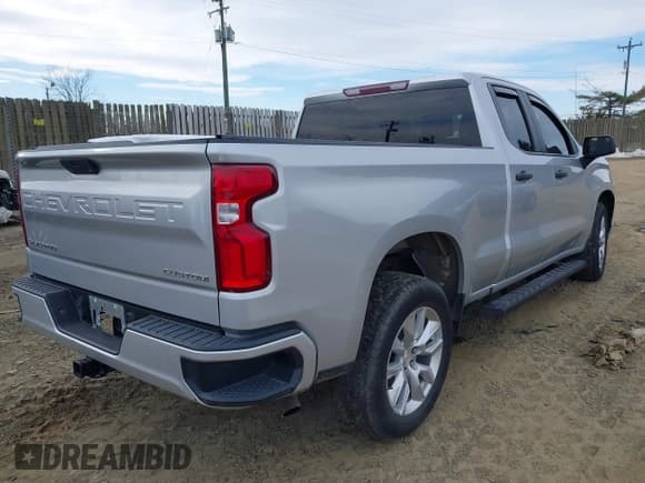 ✅ 2020 Chevrolet Silverado 1500 Custom • VIN: 1GCRWBEKXLZ375096 • Lot: 41299675. Wystawiony na IAAI z przebiegiem 32 046 mil. Bezpłatny archiwum sprzedaży aukcyjnych z USA i szczegółowy raport historii pojazdu na DreamBid. Zdjęcie 4.