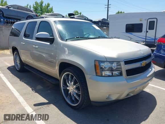 2014 Chevrolet Suburban LT z VIN 1GNSCJE05ER117100, wystawiony jako IAAI lot #42624986 z przebiegiem 198 729 mil mil oraz . Historia ofert i sprzedaży dostępna na DreamBid. Obrazek 1.