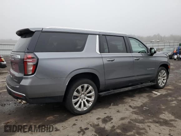 ✅ 2022 Chevrolet Suburban Premier • VIN: 1GNSKFKD9NR326119 • Lot: 82171323. Wystawiony na Copart z przebiegiem 23 203 mil. Bezpłatny archiwum sprzedaży aukcyjnych z USA i szczegółowy raport historii pojazdu na DreamBid. Zdjęcie 3.