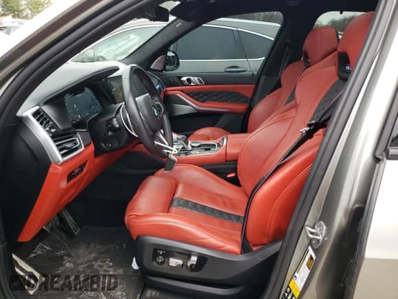 ✅ 2022 BMW X5 M • VIN: 5YMJU0C00N9J38278 • Lot: 38220214. Wystawiony na Copart z przebiegiem 18 521 mil. Bezpłatny archiwum sprzedaży aukcyjnych z USA i szczegółowy raport historii pojazdu na DreamBid. Zdjęcie 7.