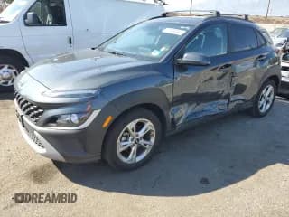 ✅ 2022 Hyundai Kona SEL • VIN: KM8K62AB0NU813014 • Лот: 74639044. Опубликован ранее на Copart с пробегом 50 233 миль. Бесплатный доступ к архиву аукционных продаж из США и подробный отчёт об истории автомобиля на DreamBid. Изображение 1.