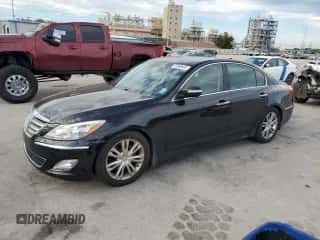 2013 Hyundai Genesis 3.8L z VIN KMHGC4DD8DU257329, wystawiony jako Copart lot #73569444 z przebiegiem 71 111 mil mil oraz Nie do naprawy • Non repairable. Historia ofert i sprzedaży dostępna na DreamBid. Obrazek 1.