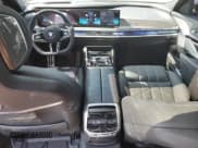 ✅ 2024 BMW 7 Series 760i xDrive • VIN: WBA33EJ00RCS16942 • Lot: 68005105. Wystawiony na Copart z przebiegiem 26 937 mil. Bezpłatny archiwum sprzedaży aukcyjnych z USA i szczegółowy raport historii pojazdu na DreamBid. Zdjęcie 8.