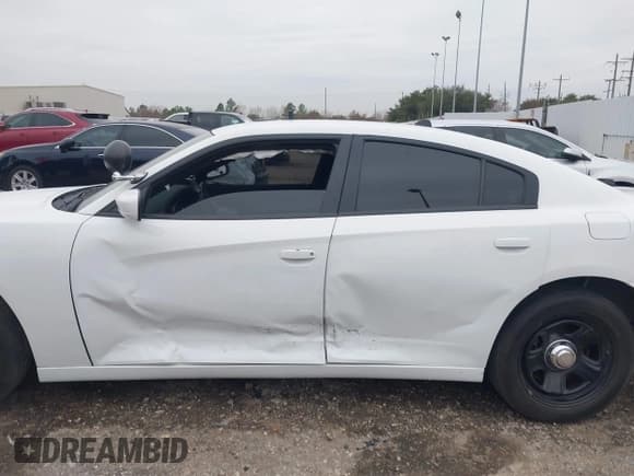 ✅ 2019 Dodge Charger Police • VIN: 2C3CDXAT3KH582875 • Lot: 41329710. Wystawiony na IAAI z przebiegiem 85 339 mil. Bezpłatny archiwum sprzedaży aukcyjnych z USA i szczegółowy raport historii pojazdu na DreamBid. Zdjęcie 14.