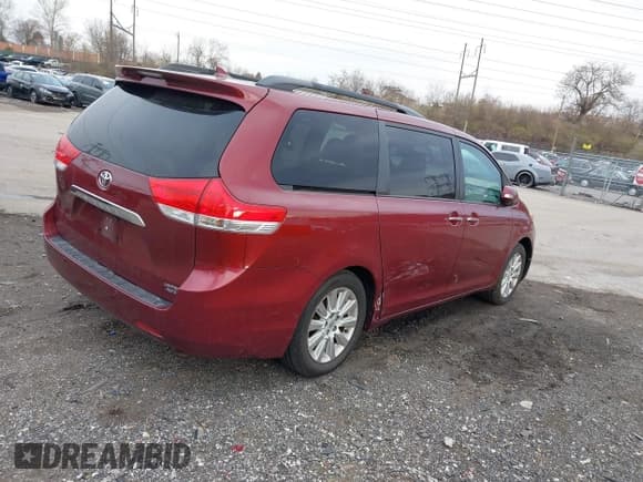 ✅ 2013 Toyota Sienna XLE • VIN: 5TDDK3DC1DS068215 • Lot: 41610737. Wystawiony na IAAI z przebiegiem 168 186 mil. Bezpłatny archiwum sprzedaży aukcyjnych z USA i szczegółowy raport historii pojazdu na DreamBid. Zdjęcie 4.