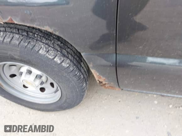 2004 Chevrolet Silverado 1500 Work Truck z VIN 1GCEC14X64Z314604, wystawiony jako IAAI lot #42855194 z przebiegiem 159 959 mil mil oraz . Historia ofert i sprzedaży dostępna na DreamBid. Obrazek 12.