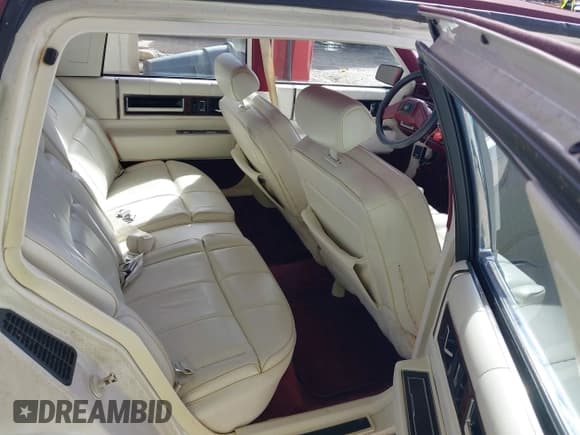 ✅ 1988 Cadillac DeVille • VIN: 1G6CD5154J4297778 • Lot: 41611765. Wystawiony na IAAI z przebiegiem 92 434 mil. Bezpłatny archiwum sprzedaży aukcyjnych z USA i szczegółowy raport historii pojazdu na DreamBid. Zdjęcie 8.