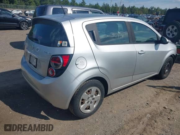 2013 Chevrolet Sonic LS z VIN 1G1JA6SG0D4246200, wystawiony jako IAAI lot #43127143 z przebiegiem 132 751 mil mil oraz . Historia ofert i sprzedaży dostępna na DreamBid. Obrazek 4.