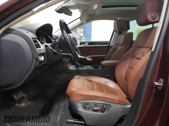 ✅ 2017 Volkswagen Touareg Executive • VIN: WVGGF7BP5HD001497 • Lot: 39641554. Listed on Copart with 81,525 mi. Free auction sales archive from the USA and detailed vehicle history report at DreamBid. Image 7.