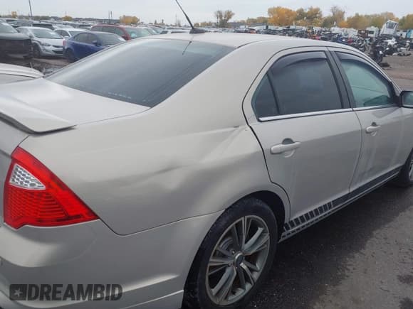 ✅ 2010 Ford Fusion SEL • VIN: 3FAHP0JG9AR187899 • Lot: 43537782. Wystawiony na IAAI z przebiegiem 236 575 mil. Bezpłatny archiwum sprzedaży aukcyjnych z USA i szczegółowy raport historii pojazdu na DreamBid. Zdjęcie 6.