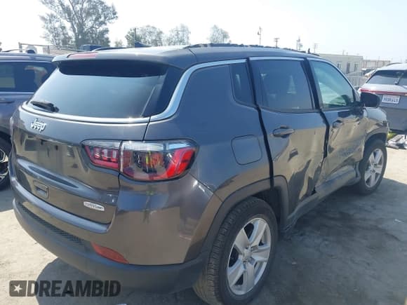 ✅ 2022 Jeep Compass Latitude • VIN: 3C4NJCBB0NT139820 • Lot: 42640543. Listed on IAAI with 51,196 mi. Free auction sales archive from the USA and detailed vehicle history report at DreamBid. Image 4.