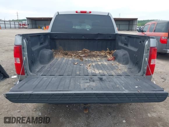 ✅ 2007 Chevrolet Silverado 1500 1LT • VIN: 2GCEC13J271510467 • Lot: 42184998. Wystawiony na IAAI z przebiegiem 258 558 mil. Bezpłatny archiwum sprzedaży aukcyjnych z USA i szczegółowy raport historii pojazdu na DreamBid. Zdjęcie 17.
