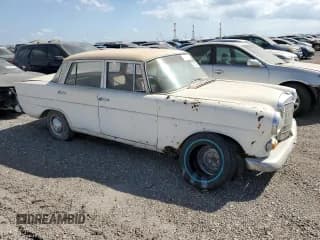 ✅ 1966 Mercedes-Benz 230 • VIN: 11001112010863 • Лот: 87263034. Опубликован ранее на Copart с пробегом 95 177 миль. Бесплатный доступ к архиву аукционных продаж из США и подробный отчёт об истории автомобиля на DreamBid. Изображение 4.