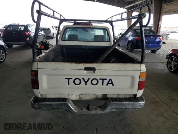✅ 1995 Toyota Pickup • VIN: JT4RN81A4S5207818 • Lot: 68381985. Wystawiony na Copart z przebiegiem 254 035 mil. Bezpłatny archiwum sprzedaży aukcyjnych z USA i szczegółowy raport historii pojazdu na DreamBid. Zdjęcie 6.